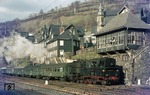 95 0037 hat den Kopfbahnhof Lauscha erreicht und fährt mit P 18005 an dem sich harmonisch in die Schiefer verkleideten Gebäude des Ortes einpassenden Stellwerk vorbei. (07.04.1977) <i>Foto: Joachim Bügel</i>
