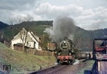 95 0045 mit P 18006 in Blechhammer auf dem Weg nach Lauscha. Der Name der Gemeinde geht auf die Ansiedlung von zwei Hammerwerken im Hüttengrund im Jahre 1604 zurück. (07.04.1977) <i>Foto: Joachim Bügel</i>