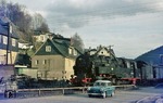 95 0045 und ein Trabant 600 liefern sich ein Wettrennen in der Ortseinfahrt von Steinach. Der Ausgang des Rennens ist dem Autor nicht mehr in Erinnerung. (07.04.1977) <i>Foto: Joachim Bügel</i>