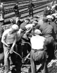 Arbeiten in einer Gleisbaurotte war immer mit schwerer körperlicher Arbeit verbunden. Selbst das Verlegen neuer Schienen, wie hier in Berlin-Schönholz, wurde mit Muskelkraft erledigt, bei einem Gewicht von rund 50 kg/m sicherlich eine schweißtreibende Angelegenheit. (1940) <i>Foto: RVM (Ittenbach)</i>