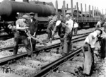 Stopfarbeiten an einer Weiche im Bahnhof Berlin-Schönholz. Der Bahnhof hieß übrigens zuvor Schönholz-Reinickendorf, er wurde am 15. Mai 1938 in Berlin-Schönholz umbenannt. (1940) <i>Foto: RVM (Ittenbach)</i>