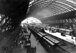 Im Jahre 1894 wurde die große dreigliedrige Bahnsteighalle des Kölner Hauptbahnhofs fertiggestellt. Mit der seinerzeit größten Spannweite von 64 Metern überspannte die Mittelhalle die heutigen Gleise 2 bis 7 und die beiden 13,50 Meter breiten Seitenschiffe die Gleise 1 und 8. Die 255 m lange Halle gilt auch heute noch als architektonisches Meisterwerk. (1932) <i>Foto: RVM (Kratz)</i>