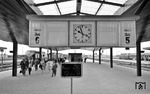 Zugzielanzeiger im neu eröffneten Fährbahnhof Puttgarden als sog. Rollbandanzeiger, bei dem neben der Abfahrtszeit auch alle wichtige Halte des Zuglaufs dargestellt werden konnten. Unklar ist allerdings, warum die Ankunftsdaten eines Zuges seinerzeit (noch) nicht angezeigt wurden (oder nicht angezeigt werden konnten. In dem gerade mit V 200.1 eingetroffenen Zug sind interessanterweise auch zwei der Doppelstock-Versuchswagen der DB von Anfang der 1950er Jahre eingestellt.  (10.06.1963) <i>Foto: Walter Hollnagel</i>