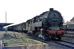 Eher trist war das Erscheinungsbild des Bahnhofs Sonneberg (Thür) Hauptbahnhof zu DDR-Zeiten. Lok und Wetter scheinen sich dieser Stimmung angepasst zu haben. 95 0029 wartet mit P 18004 nach Saalfeld am Bahnsteig. (08.04.1977) <i>Foto: Joachim Bügel</i>