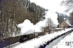 Vorbei an der alten Mühle von Steinbach fährt 99 1561 mit P 14287 durch die winterliche Landschaft. (10.04.1977) <i>Foto: Joachim Bügel</i>