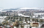 Das herausstechende Bauwerk auf der Strecke Dresden - Görlitz ist sicherlich der 220m lange Viadukt, der in Demitz-Thumitz die Schwarzwasser überquert. 03 2265 dampft mit P 3807 gerade über Brücke und Ort. (11.04.1977) <i>Foto: Joachim Bügel</i>
