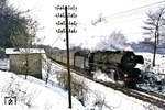 Vorbei an einem ehemaligen Bahnwärterhaus östlich von Löbau fährt 03 2265 mit P 3807 nach Görlitz. (11.04.1977) <i>Foto: Joachim Bügel</i>