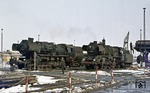 Etwas heikel für Bundesbürger war das Betreten von Bahnbetriebswerken, da dies eigentlich verboten war. Mit einem "Schuss aus der Hüfte" konnte im Bw Görlitz dennoch das Zusammentreffen von 52 8132 und 03 2265 dokumentiert werden. (11.04.1977) <i>Foto: Joachim Bügel</i>