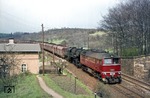 DR 120 373 (Bw Dresden) und eine 52 des Bw Senftenberg rollen vor dem Braunkohle-Ganzzug Gdg 52317 ins Elbtal bei Weinböhla. (12.04.1977) <i>Foto: Joachim Bügel</i>