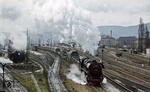 Mit dem Durchläufer nach Gera fährt 44 0104 aus dem Bahnhof Saalfeld. (14.04.1977) <i>Foto: Joachim Bügel</i>