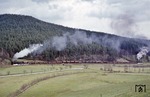 Ein besonders Schmankerl waren im Frühjahr 1977 die Umleitergüterzüge auf der Strecke Saalfeld - Arnstadt. 44 0221 und 44 0663 als Schublok mühen sich mit einem solchen bei Rottenbach ab. (14.04.1977) <i>Foto: Joachim Bügel</i>