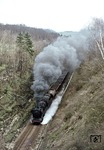 Mittlerweile hat der Zug den letzten Steigungsabschnitt vor Arnstadt im Einschnitt bei Gösselborn erreicht. Geräuschvoll brechen sich die Dreizylinderschläge von 44 0221 an den Felswänden. (14.04.1977) <i>Foto: Joachim Bügel</i>