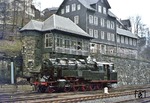 95 0037 setzt im Bahnhof Lauscha um. Das Stellwerk wäre sicherlich etwas für den Modellbau.  (15.04.1977) <i>Foto: Joachim Bügel</i>