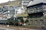 Letzte Kontrollarbeiten an 95 0037 im Bahnhof Lauscha, bevor sie P 18004 nach Sonneberg bringen wird. (15.04.1977) <i>Foto: Joachim Bügel</i>