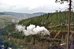 Durch das Seitental des Finsteren Grunds biegt 95 0005 mit P 18005 hinter Lichte ab, um den Höhenunterschied nach Ernstthal zu überwinden. (15.04.1977) <i>Foto: Joachim Bügel</i>