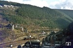 95 0005 fährt mit P 18005 in die durch das Glasbläserhandwerk bekanntgewordene Stadt Lauscha ein. (15.04.1977) <i>Foto: Joachim Bügel</i>