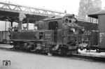 Letzte Reparaturarbeiten an 99 577 im Bahnhof Wilkau-Haßlau. Interessant ist auch, wo sich bei der sächsischen IV K der Werkzeugkasten befand. (17.06.1966) <i>Foto: W. A. Reed</i>