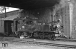 99 590 rangiert in Wilkau-Haßlau. Die Schmalspurbahn Wilkau-Haßlau–Carlsfeld war die erste, steilste und längste sächsische Schmalspurbahn. Die rund 42 Kilometer lange Bahnstrecke mit einer Spurweite von 750 Millimetern verlief von Wilkau-Haßlau über Kirchberg und Schönheide nach Carlsfeld durchgehend im Westerzgebirge, lediglich bei Rothenkirchen berührte die Strecke das Vogtland.  (17.06.1966) <i>Foto: W. A. Reed</i>