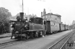 99 577 hat mit ihrem Züglein den Bahnhof Kirchberg erreicht. Kirchberg (Sachs) lag bei Streckenkilometer 6,50 der Schmalspurbahn Wilkau-Haßlau–Carlsfeld und war die wichtigste Station der Bahnstrecke mit 740 m Gleisanlagen, einem Empfangsgebäude mit angebautem Güterschuppen, einer Ladestraße und einem Heizhaus. (17.06.1966) <i>Foto: W. A. Reed</i>