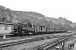86 035 (Bw Aue) mit einer wunderschönen Garnitur aus alten sächsischen Personenzugwagen im Bahnhof Meinersdorf an der Strecke Chemnitz (KMS) - Aue. (17.06.1966) <i>Foto: W. A. Reed</i>