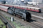 01 2165 liefert sich mit D 371 "Pannonia-Express" ein Wettrennen mit einem S-Bahnzug an der Warschauer Straße in Berlin. (04.05.1977) <i>Foto: Gerd Bembnista</i>