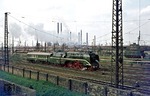 02 0201 (ex 18 201'') vom Bw Halle (Saale) P verlässt mit einem Messwagen des VES-M Halle/Saale als Lr 36740 den Bahnhof Bitterfeld. Rechts im Hintergrund steht die ehemalige E 04 08 als stationäre Trafostation, die als Gerät der Fahrleitungsmeisterei (Flm) Halle/Saale angehört. (14.05.1977) <i>Foto: Wolfgang Bügel</i>