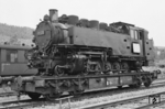 Die für die Ausbesserung im RAW Görlitz vorgesehene und auf einem Normalspur-Transportwagen verladene 99 777 im Bahnhof Meinersdorf. (17.06.1966) <i>Foto: W. A. Reed</i>