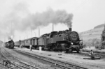 86 769 (Bw Aue) verlässt den Bahnhof Grünstädtel. Daneben wartet der Schmalspurzug nach Oberrittersgrün mit 99 582. (18.06.1966) <i>Foto: W. A. Reed</i>