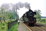 Ein einsamer Fahrgast erwartet am Haltepunkt Klebitz die Einfahrt des P 3514 mit der Wittenberger 03 2148. (15.05.1977) <i>Foto: Wolfgang Bügel</i>