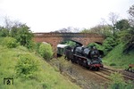 Die schöne Steinbogenbrücke stand in der Einfahrt des Bahnhofs Vinzelberg. 41 1074 passiert das Bauwerk mit P 9424 auf dem Weg nach Oebisfelde. (15.05.1977) <i>Foto: Wolfgang Bügel</i>
