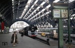 01 0529 mit D 504 aus Saalfeld (Saale) in der imposanten Halle des Leipziger Hauptbahnhofs. (11.09.1976) <i>Foto: Peter Schiffer</i>