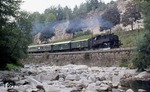 Blick über die steinige Zwickauer Mulde auf 86 1001, die mit P 17622 nach Blauenthal unterwegs ist. (08.09.1976) <i>Foto: Peter Schiffer</i>