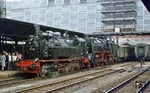 Am 2. Sonntag im Juni wurde zu Ehren der "Werktätigen des Verkehrswesens" der Tag des Eisenbahners in der DDR gefeiert. Regelmäßig fanden hierzu Sonderfahrten mit interessanten Bespannungen statt. Im Jahre 1977 hatten u.a. 75 515 und 62 015 die Ehre, einen Sonderzug in Karl-Marx-Stadt Hbf (heute wieder Chemnitz Hbf) zu ziehen. Die Bauarbeiten für die neue Bahnhofshalle waren voll im Gange. (11.06.1977) <i>Foto: Wolfgang Bügel</i>