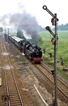 Der Sonderzug mit 75 515 und 62 015 am Einfahrsignal von Schweikershain. (11.06.1977) <i>Foto: Wolfgang Bügel</i>