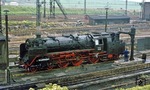 Die 1928 bei Henschel in Kassel gebaute 62 015 wurde als letzte verbliebene Lok dieser Baureihe in den Museumsbestand des VM Dresden übernommen. Das letzte DB-Pendant 62 003 wurde im September 1970 in Mülheim/Ruhr-Speldorf verschrottet. Gerade wird 62 015 auf dem Ausschlackkanal in der Est Karl-Marx-Stadt-Hilbersdorf restauriert.  (11.06.1977) <i>Foto: Wolfgang Bügel</i>