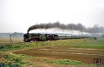 Ein weiterer Sonderzug zum "Tag des Eisenbahners" mit 02 0201 und 01 2207 nähert sich bei Stauchitz (zwischen Riesa und Döbeln). (12.06.1977) <i>Foto: Wolfgang Bügel</i>