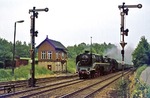 02 0201 und 01 2207 fahren in den Bahnhof Oberlichtenau ein. (12.06.1977) <i>Foto: Wolfgang Bügel</i>