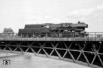 58 3004 entstand 1958 aus der 1921 bei Hanomag gebauten 58 2094 und rollt hier über die Elbebrücke in Dresden. (25.06.1966) <i>Foto: Will A. Reed</i>