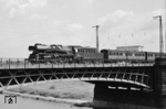 Die alten sächsischen Personenzugwagen wollen nicht so recht zu der modernen Neubaulok 23 1057 passen, die von Dresden-Neustadt kommend auf die Elbebrücke fährt.  (25.06.1966) <i>Foto: Will A. Reed</i>