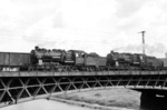 Zwei alte Preußen in Form von 58 1206 und 58 1888 überqueren die Elbebrücke in Dresden. 58 1888 war nach 1945 bei der PKP geblieben (Ty1-129) und kehrte erst am 06.04.1956 in die DDR zurück. (25.06.1966) <i>Foto: Will A. Reed</i>