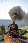 Mit ordentlich Dampf legt sich 95 0036 mit P 18001 bei Lippelsdorf in die Kurve. (13.06.1977) <i>Foto: Wolfgang Bügel</i>