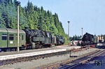 Während 95 0004 (links) mit E 802 nach Leipzig in den Bahnhof Ernstthal am Rennweg einfährt, wartet 95 0036 (rechts) vor P 18001 nach Sonneberg die Zugkreuzung ab. Dazwischen steht 95 0014 mit der Übergabe nach Neuhaus. (13.06.1977) <i>Foto: Wolfgang Bügel</i>