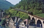 In der Bahnhofseinfahrt von Lauscha befindet sich dieses 93 m lange Viadukt, über das gerade 95 0036 mit P 18001 fährt. (13.06.1977) <i>Foto: Wolfgang Bügel</i>