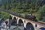 Über die Dächer von Lauscha fährt 95 0036 mit P 18001 in den Bahnhof ein. Der Zug wird dort kopfmachen und weiter nach Sonneberg fahren. (13.06.1977) <i>Foto: Wolfgang Bügel</i>