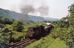 Hinter Dornburg passiert 44 0851 (Bw Saalfeld) mit ihrem Güterzug das Einfahrvorsignal von Porstendorf. In der Dampfwolke sind schemenhaft die bekannten Dornburger Schlösser auszumachen. (13.06.1977) <i>Foto: Wolfgang Bügel</i>