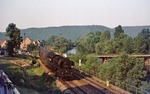 41 1266 mit P 5035 bei Rothenstein auf dem Weg nach Saalfeld. Beachtenswert ist auch die verwegene Straßenbrückenkonstruktion über die Saale nach Ölknitz. (13.06.1977) <i>Foto: Wolfgang Bügel</i>