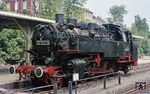 86 737 wurde 1942 bei der Maschinenbau und Bahnbedarfs AG MBA gebaut. Hierbei handelt es sich um die bekannte Lokfabrik "Orenstein & Koppel", die im Zuge der sogenannten Arisierung im 3. Reich unter treuhänderische Verwaltung gestellt und am 1. April 1940 in "Maschinenbau und Bahnbedarf Aktiengesellschaft, vormals Orenstein & Koppel, Berlin" umbenannt wurde. 1941 wurde auch noch der Zusatz Orenstein & Koppel aus dem Namen entfernt und nur noch das Kürzel "MBA" verwendet. (14.06.1977) <i>Foto: Wolfgang Bügel</i>