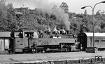 86 1615 hat im Bahnhof Aue (Sachs) den D 764 nach Leipzig bespannt. Der Lokführer hat gerade vom Zugführer Wagenliste und Bremszettel erhalten. (09.1975) <i>Foto: Burkhard Wollny</i>