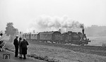 Zaungäste beim Sonderzug mit 89 6009 anlässlich des 100-jährigen Jubiläums der Strecke Chemnitz - Aue bei Zwönitz. (21.09.1975) <i>Foto: Burkhard Wollny</i>