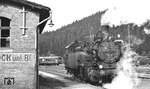 Das nahe Ende auf der Eibenstocker Steilstrecke kündigt sich an. 94 2080 (Bw Aue) ist bereits ihrer Lokschilder beraubt worden. (09.1975) <i>Foto: Burkhard Wollny</i>